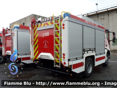 Iveco EuroCargo 150E30 4x4 III serie
Vigili del Fuoco
Distretto di Fiemme
Corpo Volontario di Castello di Fiemme (TN)
AutoPompaSerbatoio allestimento Iveco-Magirus

Si ringrazia Iveco-Magirus per la collaborazione e Pierfrancesco Nardizzi per l'organizzazione
Parole chiave: Iveco EuroCargo_150E30_4x4_IIIserie