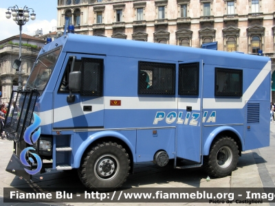 Iveco EuroCargo 4x4 II serie
Polizia di Stato 
Reparto Mobile Milano
POLIZIA F7766
Parole chiave: Iveco EuroCargo_4x4_IIserie PoliziaF7766 Festa_della_Polizia_2012