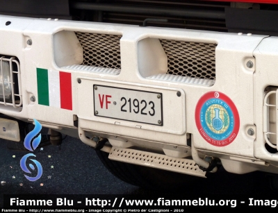 Iveco EuroTech 190E35 "One"
Vigili del Fuoco
Nucleo N.B.C.R.
Comando provinciale di Milano - Via Messina
VF 21923
particolare dello stemma applicato
durante l'esercitazione internazionale
"Assistex III" in Tunisia
Parole chiave: Iveco EuroTech_190E35_One VVF_Milano VF21923 Santa_Barbara_2010 NBCR Assistex-III Tunisia stemma