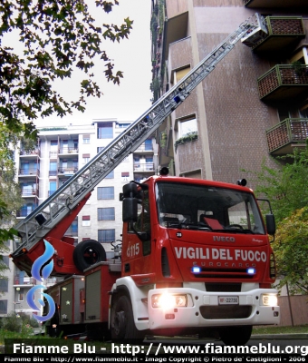 Iveco EuroCargo 150E28 II serie
Vigili del Fuoco
Comando Provinciale di Milano
Distaccamento Cittadino di Via Sardegna
AutoScala da 30 metri allestimento Iveco-Magirus con cambio automatico Allison
VF 22756
Parole chiave: Iveco EuroCargo_150E28_IIserie VF22756