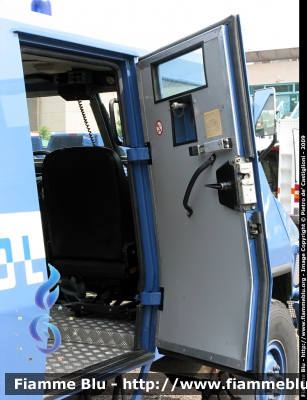 Iveco VM90
Polizia di Stato
Reparto Mobile 
Milano
POLIZIA 69318

Parole chiave: Iveco VM90 blindato protetto	Polizia_di_Stato Reparto_Mobile  Milano Lombardia POLIZIA69318