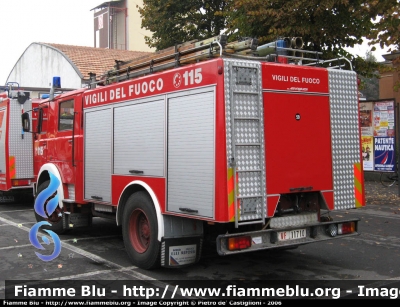 Iveco OM 160
Vigili del Fuoco
Comando Provinciale di Milano
Distaccamento di Abbiategrasso (MI)
AutoPompaSerbatoio allestimento Baribbi
VF 11710

Parole chiave: Iveco OM 160 VF11710