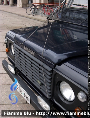 Land Rover Defender 90 SW
Carabinieri
III Battaglione "Lombardia"
CC AE 198

Parole chiave: Land_Rover Defender_90_SW Carabinieri Milano protetto fuoristrada CCAE198 particolari griglie_protettive antenna ponte_radio