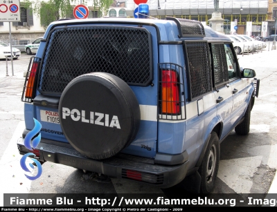 Land Rover Discovery II serie restyle
Polizia di Stato
Reparto Mobile
Polizia F1019
versione protetta
Parole chiave: Land_Rover Discovery_II_serie_restyle Polizia_di_Stato Reparto_Mobile PoliziaF1019 Versione_protetta particolari griglie_protettive