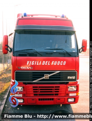 Volvo FH12 420 I serie
Vigili del Fuoco
automezzo non targato
fotografato presso il Comando Provinciale di Brescia
Parole chiave: Volvo FH12_420_Iserie