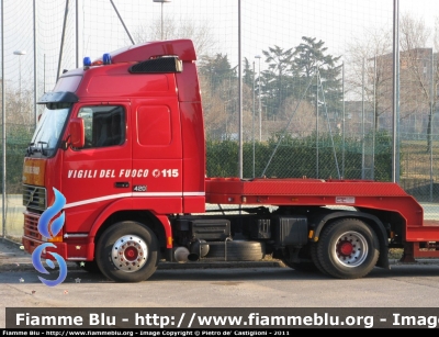 Volvo FH12 420 I serie
Vigili del Fuoco
automezzo non targato
fotografato presso il Comando Provinciale di Brescia
Parole chiave: Volvo FH12_420_Iserie