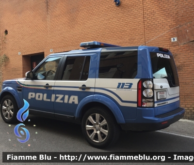 Land Rover Discovery 4
Polizia di Stato
Squadra Volante
Unità Operativa di Primo Intervento
POLIZIA M2604
