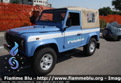 Land Rover Defender 90
Polizia di Stato
Polizia E8340
Parole chiave: Land Rover Defender 90 polizia