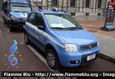 Fiat Nuova Panda 4x4 I serie
Polizia di Stato
POLIZIA H1410
Mezzo fornito dalla Regione Lombardia
Parole chiave: Fiat Nuova_Panda_4x4_Iserie POLIZIAH1410