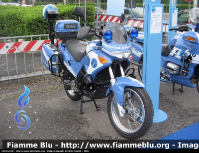 Aprilia Pegaso 650 II Serie
Polizia di Stato
Polizia Stradale
POLIZIA G0655
Parole chiave: Aprilia Pegaso_650_IISerie PoliziaG0655 Festa_della_Polizia_2006