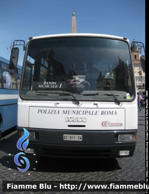 Iveco Cacciamali 100E18
Polizia Municipale Roma
Trasporto Banda Musicale

Parole chiave: Iveco Cacciamali 100E18 PM_Roma Festa_della_Polizia_2009