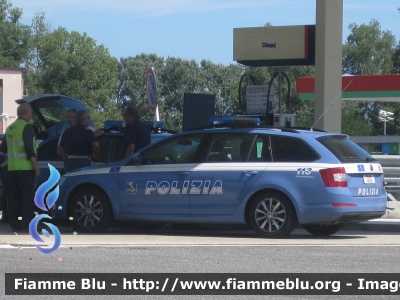 Skoda Octavia Wagon IV serie
Polizia di Stato
Polizia Stradale in servizio sulla rete autostradale di Autostrade per l'Italia (A14 Bologna - Taranto)
POLIZIA H8130
Parole chiave: Skoda Octavia_Wagon_IVserie POLIZIAH8130