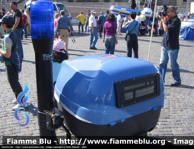 Aprilia Pegaso 650 II Serie
Polizia di Stato
Squadra Volante
Particolare del Lampeggiante Posteriore e del Bauletto Porta-Casco
POLIZIA G0655
Parole chiave: Aprilia Pegaso_650_IISerie PoliziaG0655 Festa_della_Polizia_2007