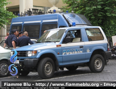 Mitsubishi Pajero SWB II serie
Polizia di Stato
Reparto Mobile
POLIZIA D5775
Parole chiave: Mitsubishi Pajero_Swb_IIserie PoliziaD5775 Festa_della_Polizia_2008