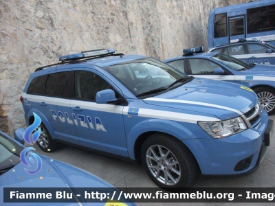 Fiat Freemont
Polizia di Stato
Polizia Stradale 
Compartimento di Milano
Suv in fase di valutazione tacnica attualmente inserito nel parco mezzi della Polstrada al Giro d'Italia 2012
POLIZIA H5259

Si ringrazia il personale Polstrada del Giro e quello dell'Autocentro Polizia di Milano
Parole chiave: Fiat Freemont PoliziaH5259 Giro_Italia_2012