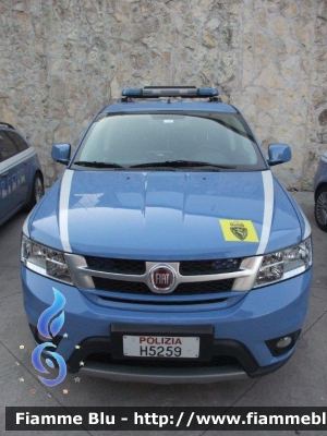 Fiat Freemont
Polizia di Stato
Polizia Stradale 
Compartimento di Milano
Suv in fase di valutazione tacnica attualmente inserito nel parco mezzi della Polstrada al Giro d'Italia 2012
POLIZIA H5259

Si ringrazia il personale Polstrada del Giro e quello dell'Autocentro Polizia di Milano
Parole chiave: Fiat Freemont PoliziaH5259 Giro_Italia_2012