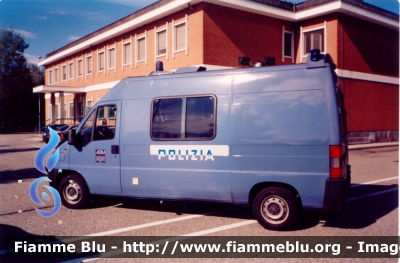 Fiat Ducato Maxi II serie
Polizia di Stato
Polizia Stradale Viabilità Autostradale Concessionaria ASTM AutoStrada Torino Milano
Sottosezione di Villarboit (NO)
Furgone allestito per l'Infortunistica Stradale in uso dalla fine degli anni '90 fino alla dismissione della Sottosezione
POLIZIA D2397
Si ringrazia Fabio M. per le foto e la disponibilità
Parole chiave: Fiat Ducato_IIserie PoliziaD2397