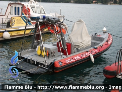 Gommone Arimar
Vigili del Fuoco
VF RIB M 18
Nucleo Interforze VVF-GC di Salò-Bs
Parole chiave: Vigili_del_Fuoco_Sezione_Nautica_Gommone_1