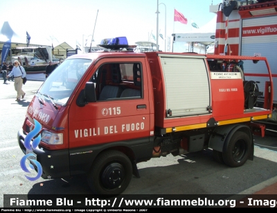 Piaggio Porter Colibrì 4x4 II serie
Vigili del Fuoco
Comando Provinciale di Genova
AutoPompaSerbatoio allestimento Piemme Antincendi
VF 23637
Parole chiave: Piaggio Porter_Colibrì_4x4_IIserie VF23637