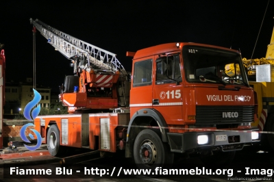 Iveco 190-26
Vigili del Fuoco
Comando Provinciale di Pisa
Distaccamento di Castelfranco di Sotto
AutoScala allestimento Iveco-Magirus
VF 17108
Intervento per recupero mezzi vari di cantiere nel Fiume Arno in piena dal lungarno Torrigiani
Parole chiave: Iveco 190-26 VF17108