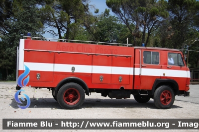 Fiat 662N3 
Marina Militare Italiana
Servizio Antincendio
Ex Maricommi di Ancona,
venduto successivamente al 
"Aero Club Pesaro" ed ora 
di proprietà di un collezionista
AutoPompaSerbatoio allestimento Antonicelli
Parole chiave: Fiat 662N3