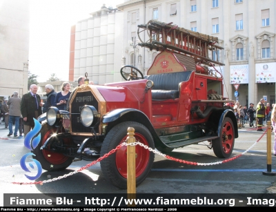 Fiat 15 Ter
Corpo Pompieri Civici Genova
Collezione Storica del Comando Provinciale di Genova
Anno 1916
Parole chiave: Fiat 15_Ter_VVF festa_forze_armate