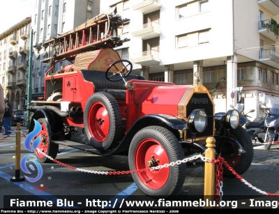 Fiat 15 Ter
Corpo Pompieri Civici Genova
Collezione Storica del Comando Provinciale di Genova
Anno 1916
Parole chiave: Fiat 15_Ter_VVF festa_forze_armate