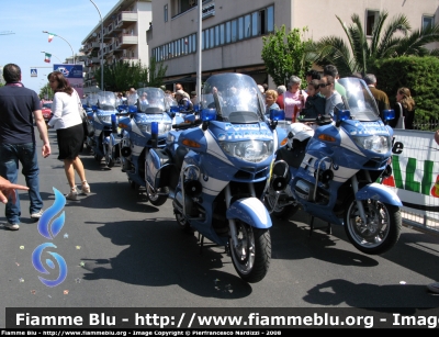 Bmw r850rt II serie
Polizia di Stato
Polizia Stradale in scorta al "Giro d'Italia 2008"
Parole chiave: Bmw r850rt_IIserie Polizia Giro_d'Italia_2008