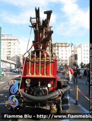 Fiat 15 Ter
Corpo Pompieri Civici Genova
Collezione Storica del Comando Provinciale di Genova
Anno 1916
Parole chiave: Fiat 15_Ter_VVF festa_forze_armate