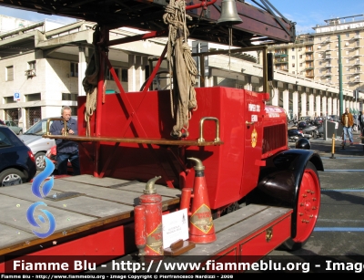 Autoscala Magirus Bergomi
Vigili del Fuoco
Mezzo Storico 
Comando di Genova
VF 1260
Parole chiave: Autoscala_Magirus_Bergomi_VVF_festa_forze_armate