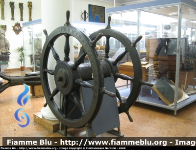 Timoni di Guida in Legno
Museo Tecnico Navale della Marina Militare Italiana di La Spezia
Parole chiave: Timoni_di_Guida_Museo_Marina_festa_forze_armate