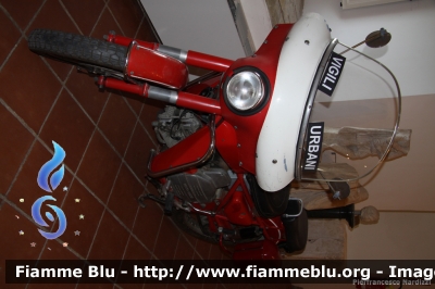 Moto Guzzi Nuovo Falcone
Polizia Urbana
Città del Vasto (CH)
Veicolo Storico
in esposizione alla mostra per i 110 anni d'istituzione della Polizia Municipale della Città del Vasto (CH) 1902-2012 
Parole chiave: Moto-Guzzi Nuovo_Falcone