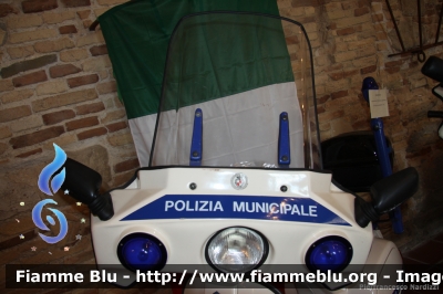 Piaggio Vespa 50 PK
Polizia Municipale Vasto (CH)
Allestimento Piaggio
Acquistata nel 1996 e attualmente in uso 
in esposizione alla mostra per i 110 anni d'istituzione della Polizia Municipale della Città del Vasto (CH) 1902-2012 
Parole chiave: Piaggio Vespa_50_PK