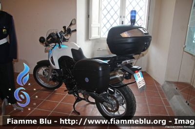 Bmw F650GS III serie
Polizia Municipale Vasto (CH)
POLIZIA LOCALE YA03103 
in esposizione alla mostra per i 110 anni d'istituzione della Polizia Municipale della Città del Vasto (CH) 1902-2012 
Parole chiave: Bmw F650GS_IIIserie PM_Vasto POLIZIALOCALEYA03103