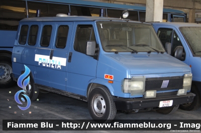 Fiat Ducato I serie II restyle
Polizia di Stato
I Reparto Mobile di Roma
POLIZIA B2195
Parole chiave: Fiat Ducato_Iserie_IIrestyle POLIZIAB2195