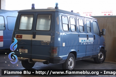 Fiat Ducato I serie II restyle
Polizia di Stato
I Reparto Mobile di Roma
POLIZIA B2198
Parole chiave: Fiat Ducato_Iserie_IIrestyle POLIZIAB2198