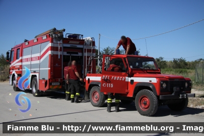 Land Rover Defender 90 
Vigili del Fuoco
Comando Provinciale di Chieti
Distaccamento Permanente di Lanciano (CH)
VF 22379
fotografato durante un intervento
Parole chiave: Land-Rover Defender_90 VF22379 Mercedes-Benz Actros_1841_IIserie VF24464