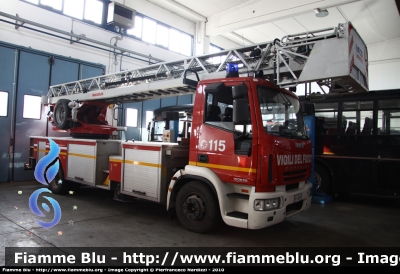 Iveco EuroFire 150E28 II serie
Vigili del Fuoco
AutoScala da 30 metri allestimento Iveco-Magirus
fotografata presso l'officina Iveco Luigi Ferrari
VF 22945
Parole chiave: Iveco EuroFire_150E28_IIserie VF22945