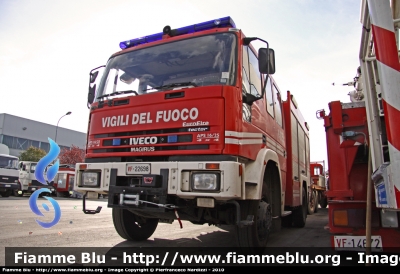 Iveco EuroFire 140E28 4x4 I serie
Vigili del Fuoco
Comando Provinciale di Viterbo
Distaccamento di Civita Castellana (VT)
AutoPompaSerbatoio allestimento Iveco-Magirus
fotografata presso l'officina Iveco Luigi Ferrari
VF 22698
Parole chiave: Iveco EuroFire_140E28_4x4_Iserie VF22698