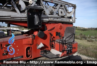 Iveco 330-35
Vigili del Fuoco
Comando Provinciale di Napoli
AutoScala da 50 metri allestimento Magirus-Macchi 
fotografata presso l'officina Iveco Luigi Ferrari
VF 15881
Parole chiave: Iveco 330-35 VF15881