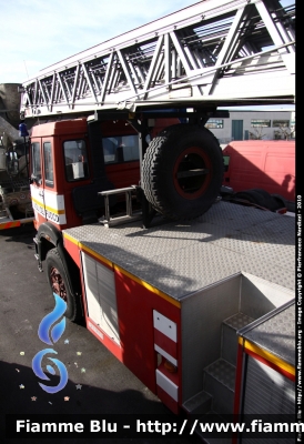 Iveco 330-35
Vigili del Fuoco
Comando Provinciale di Napoli
AutoScala da 50 metri allestimento Magirus-Macchi 
fotografata presso l'officina Iveco Luigi Ferrari
VF 15881
Parole chiave: Iveco 330-35 VF15881