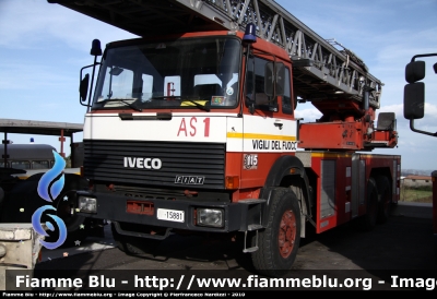 Iveco 330-35
Vigili del Fuoco
Comando Provinciale di Napoli
AutoScala da 50 metri allestimento Magirus-Macchi 
fotografata presso l'officina Iveco Luigi Ferrari
VF 15881
Parole chiave: Iveco 330-35 VF15881