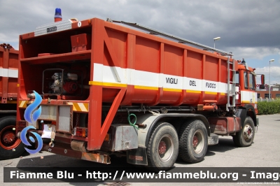 Iveco 330-26 
Vigili del Fuoco
Comando Provinciale di Grosseto
Autocarro con allestimento scarrabile
per trasporto acqua potabile
VF 17302
Parole chiave: Iveco 330-26 VF17302