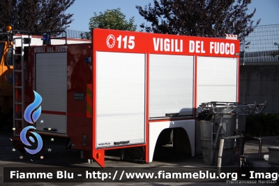 Iveco EuroFire 150E27 I serie
Vigili del Fuoco
AutoPompaSerbatoio allestimento Iveco-Magirus
fotografata in riparazione presso l'officina Iveco Luigi Ferrari
VF 18419
Parole chiave: Iveco EuroFire_150E27_Iserie VF18419