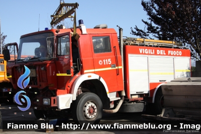 Iveco 190-26 
Vigili del Fuoco
AutoPompaSerbatoio allestimento Baribbi
Fotografato in riparazione presso l'officina Iveco Luigi Ferrari
Parole chiave: Iveco 190-26