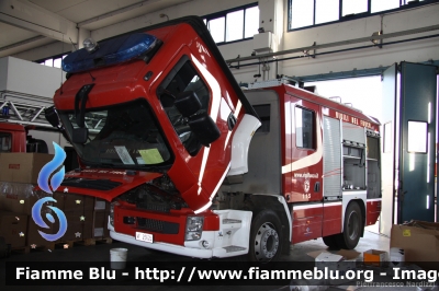 Volvo FL 280 III serie
Vigili del Fuoco
Comando Provinciale di Potenza
AutoPompaSerbatoio allestimento Bai
fotografata presso l'officina Iveco Luigi Ferrari
VF 25624
Parole chiave: Volvo FL_280_IIIserie VF25624