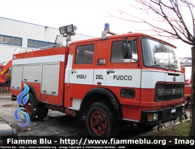 Iveco OM 160
Vigili del Fuoco
AutoPompaSerbatoio allestimento Baribbi
fotografata presso l'officina Iveco Luigi Ferrari
Parole chiave: Iveco OM 160