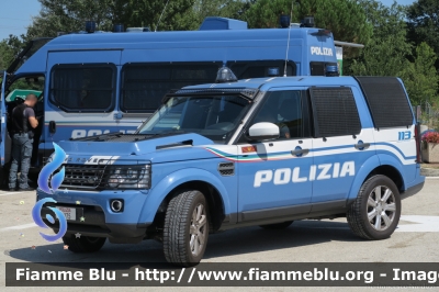 Land-Rover Discovery 4
Polizia di Stato
Reparto Mobile
Allestimento Marazzi 
Decorazione Grafica Artlantis
POLIZIA M0175
Parole chiave: Land-Rover Discovery_4 POLIZIAM0175