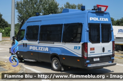 Iveco Daily VI serie
Polizia di Stato
Reparto Mobile
Allestito Sperotto
Decorazione Grafica Artlantis
POLIZIA M1243
Parole chiave: Iveco Daily_VIserie POLIZIAM1243