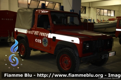 Land Rover Defender 90
Vigili del Fuoco
Comando Provinciale de L'Aquila
Nucleo NBCR
VF 22431
Parole chiave: Land-Rover Defender_90 VF22431